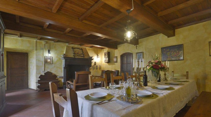 Sala pranzo - Dining room with fireplace