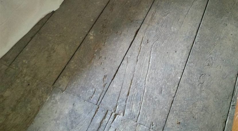 Particolare pavimento tavole castagno